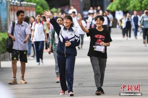 资料图:6月8日,山西太原成成中学考点,走出考场的考生露出灿烂笑容。中新社记者 武俊杰 摄
